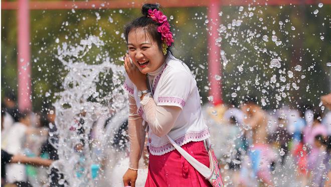 安道尔民俗文化 云南“泼水节”“女生颜值越高被泼越狠”引热议