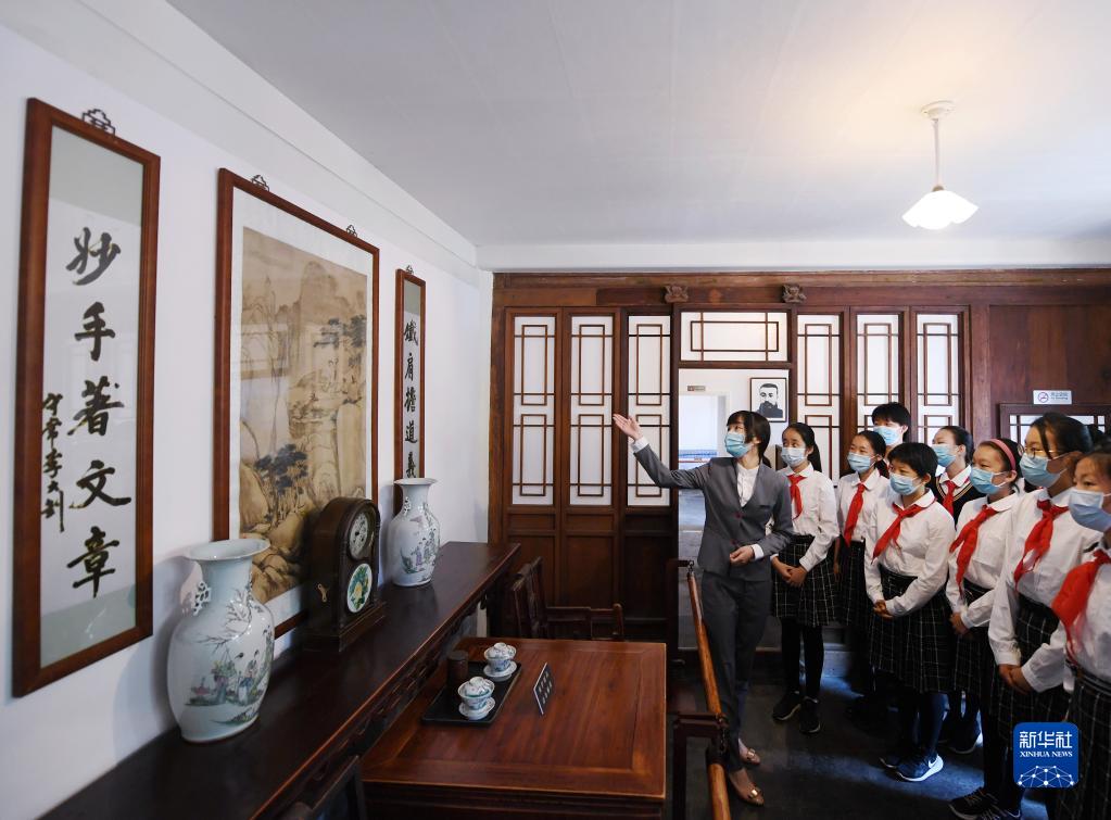 北京李大钊故居的讲解员为前来参观的学生做介绍（6月1日摄）。新华社记者 张晨霖 摄